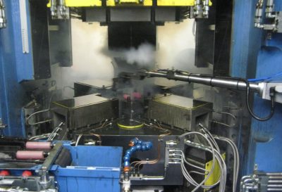La lubrificazione integrata negli stampi permette di sfruttare al massimo il tempo di lubrificazione con un sincronismo perfetto ottenendo uno stampato sempre costante.